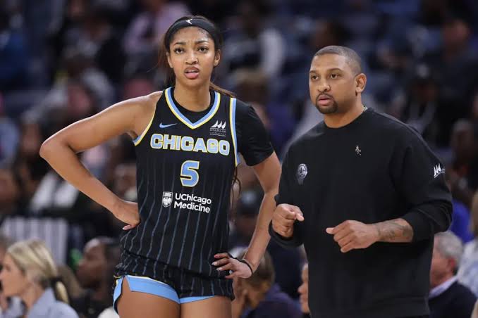Angel Reese under intense media spotlight during a Chicago Sky game, do AI tạo