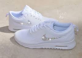 Shop our range of men's nike trainers and women's nike trainers including the nike air force 1, nike air max, nike blazer and the latest air max 270. Nike Air Max Thea Weiss Mit 2088 Kristallen Swarovski Xirius Rose Schliff Farbe Weiss Bitte Beachten Sie Dieser Sti Nike Air Max Sneakers Nike Nice Shoes
