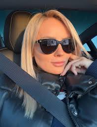 Słowo się rzekło… mikrocement wybrany! Mimo licznych, Waszych komentarzy z  ostrzeżeniami…. Byłam na testach i mnie to przekonuje! Faktycznie… jak ma  się taką podłogę zrobioną dobrze, to nie ma szans, żeby cokolwiek