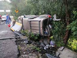 El tráiler marca dina sufrió el accidente al parecer por una falla mecánica. Se Registra Fuerte Accidente En Autopista Mexico Cuernavaca