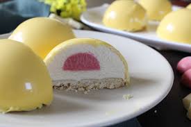 La sua particolarità è il gusto fresco e avvolgente che questa mousse dona ad ogni boccone ed è un dolce al cucchiaio delizioso che. Cupolette Di Mousse Al Cioccolato Bianco Fragole E Cocco