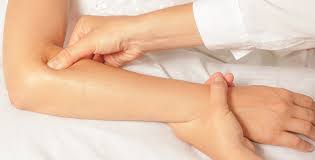 The different throwing injuries of the elbow have similar symptoms, including: Elbow Pain Kiropraktorcentrum Dagliga Akuttider I Goteborg