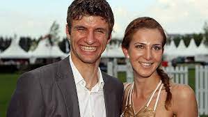 Thomas müller und ehefrau lisa müller bei der verleihung des bayerischen verdienstorden. Second Life Thomas Muller Mittelfeld Sturm Team Die Mannschaft Manner Nationalmannschaften Mannschaften Dfb Deutscher Fussball Bund E V