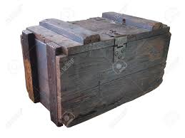 Caisse militaire toute en bois.fermeture et poignée en métal.étiquette de transport août 1965.dimensions intérieures: Caisse Militaire En Bois Vieille Caisse En Bois Blanc Isole Banque D Images Et Photos Libres De Droits Image 70157038