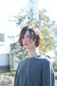 前下がりで色っぽく 失敗知らずの愛されスタイルをご提案 hair ショートのヘアスタイル 上品ボブ モード ヘア