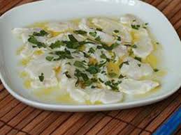Il carpaccio di ricciola si presta a diventare il protagonista della tavola durante una cena raffinata la ricciola è un pesce caratterizzato da carni pregiate e da valori nutrizionali di tutto rispetto, ricca di. Carpaccio Di Ricciola Mangiare Bene