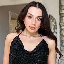 Andrea Tavarez's Instagram, Twitter & Facebook