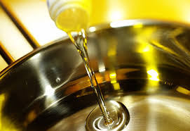 Après ce laps de temps, il faut désormais brosser la tache. Enlever Les Taches D Huile Sur Les Textiles