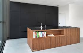 zwarte keuken in combinatie met noten fineer en granieten werkblad moderne keukens keuken interieur eigentijdse keuken