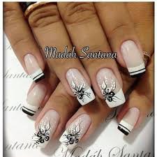 Unas bonitas uñas decoradas de porcelana que además cuentan con un elegante dibujo en azul y en blanco, formando una especie de las uñas de flores 2021 son otro de los diseños más clásicos a la hora de pintar nuestras uñas. Pinceladas Unas Decoradas Con Flores Blancas Nail Art