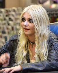 A jennifer humphrey começou o seriado sendo a menina novinha e meiguinha, que deseja se ficar amiga das meninas mais velhas. Taylor Momsen Spy Kids Wiki Fandom