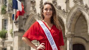 Clémence botino, miss guadeloupe, 22 ans, a été désignée par les téléspectateurs de tf1 et succède à vaimalama chaves. Iu5isezangozbm