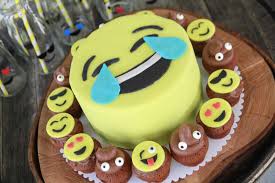 alles was du fur eine emoji geburtstagsparty brauchst mamablog einer schreit immer kinder kuchen geburtstag geburtstagsparty teenie geburtstagskuchen