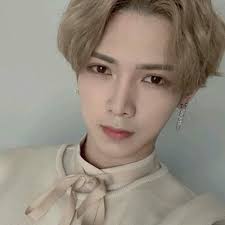 Mark Lee y su amor por las sandias🍉 (@CesiaSinaAyala2)