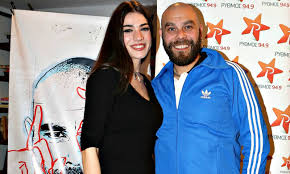 Χαρμόσυνα νέα στην κυπριακή και ελλαδική σόουμπιζ! Mixalhs Koyinelhs Hbh Adamoy Eginan Goneis Vid Newsbomb Com Cy