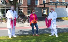 Please enable javascript in your browser to use this service. Patientin Spendet 80 Personalisierte Masken Fur Die Unfallchirurgie Antenne Munster