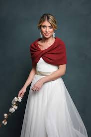 Weicher Braut Schulterloop Aus Angora Strickmix In Marsala Rot In 2020 Schulterfreies Hochzeitskleid Prachtiges Brautkleid Brautkleid Spitze