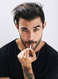 Diego Alfaro. Guapo y con actitud de Rockstar. Combinación explosiva.