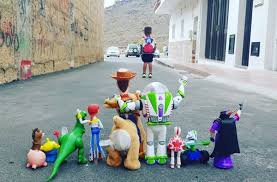 Los Juguetes De Toy Story Despiden A Enzo En Su Primer Dia De Clase Y La Foto Se Vuelve Viral