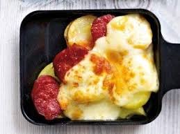Das Rezept Fur Raclette Pfannchen Mit Kartoffeln Chorizo Und Raclettekase Rezepte Raclette Zutaten Lecker