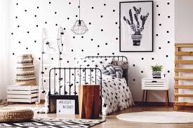 Votre petit garçon est devenu maintenant presqu'un ado et les thèmes de déco inspirés par des explorateurs aventureux et de petits trains qui parlent ne sont plus appropriés à sa chambre. Peut On Peindre Une Chambre D Enfant En Noir Et Blanc