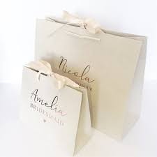Personalised Cream Bridesmaid Gift Bag Personalised Wedding Etsy Sacolas Para Lojas Embalagem Para Bijuteria Sacolas De Papel Personalizadas