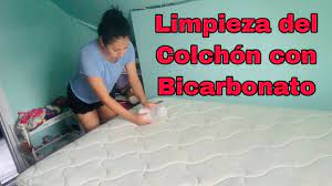 Así podrás mantenerlo en buen estado y asegurar tu descanso, sin poner en riesgo tu salud. Limpieza Del Colchon Con Bicarbonato Como Limpiar Los Pisos Con Vinagre Tips De Limpieza Del Hogar Youtube