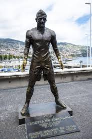 The infamous bronze statue of real madrid and portugal footballer cristiano ronaldo has been replaced at madeira airport, but locals have … the original bust of cristiano ronaldo (left) has been replaced with one of a greater likeness (right) (getty). Populare Statue Von Cristiano Ronaldo Der Internationale Fussballspieler Der In Madeira Geboren War Redaktionelles Stockbild Bild Von Kunst Footballer 95223629