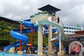 The 'thunderbolt' here is the main attraction which is the longest master blaster in asia. Terobosan Pikatan Water Park Gandeng Desa Wisata Antara Jateng