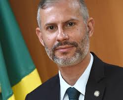 Efetivado no MEC, Godoy é ligado a Mendonça e CGU