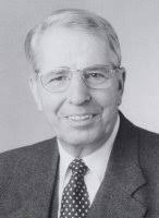 Dr. Marcus Götz, Geschäftsführer des Heidelberger Medizintechnikherstellers  MRC Systems, erläutert Bundesforschungsministerin Annette Schavan, ein  optisches Verfahren, das erstmals Hintumore minimalinvasiv diagnostiziert. 