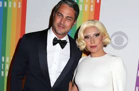 La diva del pop lady gaga anunció en instragram su compromiso con el actor y modelo taylor kinney, de 33 años, a quien conoció en 2011 el rodaje de uno de sus videoclips. Lady Gaga Y Taylor Kinney Se Casan Estilo El Pais