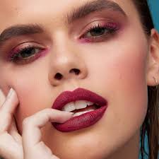 Yeni İldə makiyajınla bağlı qərara gəlmisənmi? Sənin əvəzinə qərar  vermişik! Yalnız butiklərə gəlib bütün lazım olanları almaq qalıb. Bir yerə  qeydə al: — Göz qapağının üstünə GLITTER PRIMER (20 AZN) ilə ox