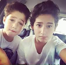 Sin embargo, la relación dio un giro de 360 grados después de que el joven cantante y actor protagonizara una polémica escena en la telenovela ¿qué le pasa a mi familia?, en donde besó a la novia de su papá. Emilio Osorio Marcos Posts Facebook