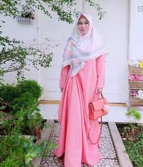 Pada intinya, untuk bisa tampil percaya diri dan cantik dengan tampilan tubuh gemuk yang seringkali dianggap masalah anda harus bisa memilih busana yang. 50 Inspirasi Model Baju Gamis Untuk Orang Gemuk Terbaru Wikipie Co Id