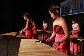 Musik daerah sulawesi utara kolintang kolintang adalah sebuah alat musik tradisional yang terkenal di daerah minahasa, provinsi sulawesi utara. Fakta Fakta Unik Seputar Alat Musik Kolintang Blibli Friends