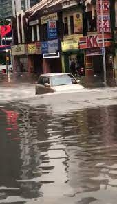 kelisa的威力果然不一样 在洪水中也一样驾驶 完全不把它看在眼里 canal structures car
