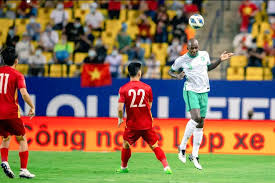 ويظهر في المشهد حضور وزير الشباب والرياضة السعودي في المدرجات مع الجماهير لتشجيع منتخب بلاده. Up3jeiru117hbm
