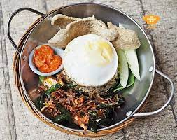 Nasi Goreng Kampung Muar With Ayam Goreng Berempah Rm15 Donswarong The Fried Rice Is Fried With Spices And The Chef Has Frie Food Malaysian Food Street Food