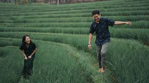 Paket foto pernikahan, foto prewedding, foto post wedding, dan apapun untuk dokumentasi pernikahan kamu dan pasangan ada di sini! Prewedding Adat Sunda Di Sawah Ide Foto Prewed