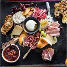 Tapas Zubereiten 20 Spanische Happchen Fur Geniesser Buffet Ideen Anrichten In 2020 Vorspeisenplatte Tapas Rezepte