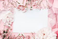 Carte Vierge Blanche Avec Les Fleurs En Pastel Et Ruban Sur Le Fond Pale Rose Cadre Floral Salutation Creative Invitation Image Stock Image Du Vacances Decoration 94166993