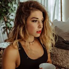 Kelly Aiken's Instagram, Twitter & Facebook