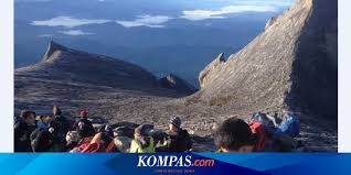 Tinggi tinggi gunung kinabalu, tinggi lagi sayang sama kamu, biru. Mau Mendaki Gunung Kinabalu Ini Tipsnya