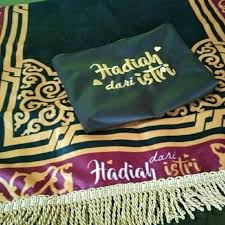 Hadiah merupakan salah satu cara mengungkapkan rasa sayang terhadap pasangan yang akan. Sajadah Hadiah Dari Istri Hadiah Kado Ultah Suami Hdi Hadiah Suami Kado Suami Suami Shopee Indonesia