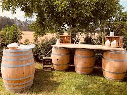 Nicht ganz billig, jedoch eine einmalig coole location mit garten zum feiern. Weinfass Deko Fur Hochzeit Garten Party Grillen Weinfass Deko Weinkorken Hochzeit Diy Hochzeitsdeko