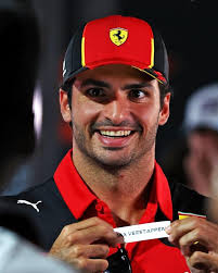 Will Carlos be Max's secret Santa? 📷 @f1photographer #f1 #formula1 #carlos  #sainz #carlossainz #carlossainzjr #ferrari #scuderiaferrari #tifosi  #smoothoperator #chili