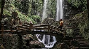 Curahan dari telaga pertama membentuk sebatang sungai kecil dan menerusi ke telaga yang lain. Jelajah Jogja Karanganyar Magetan Bagian 7 Air Terjun Jumog Dan Air Terjun Parang Ijo