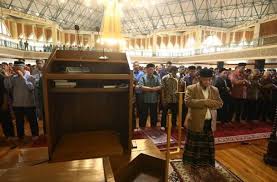 Abc republika.co.id, solo— kementerian agama kota surakarta menyebutkan keberadaan kuttab atau tempat belajar menulis dan menimba ilmu di kelurahan mojo, kecamatan pasar kliwon solo, jawa tengah, yang siswanya terlibat kasus perusakan nisan di makam. Kemenag Kota Bandung Wacanakan Atur Isi Ceramah Khotbah Jumat