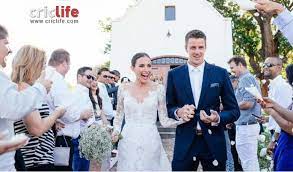 Morné steyn (born 11 july 1984, in cape town) is a south african rugby union player who plays at the flyhalf position. Morne Morkel Gets Married To Channel 9 Reporter Roz Kelly Cricket Country